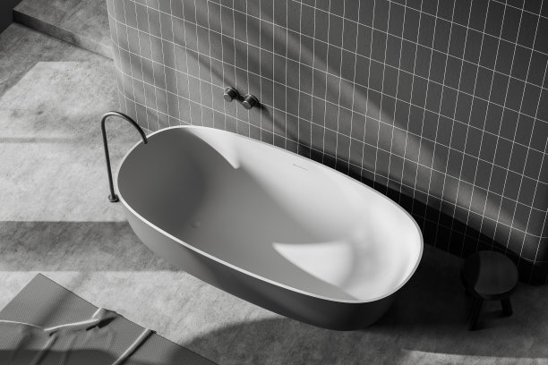 灰色浴室内部与浴缸的俯视图图片下载