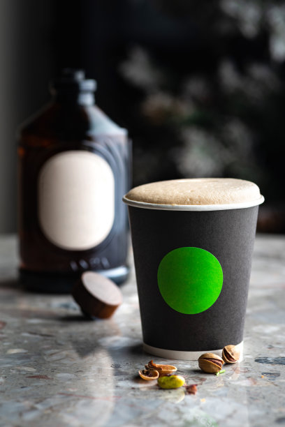 卡布奇诺纸杯咖啡。咖啡杯的品牌布局。图片下载