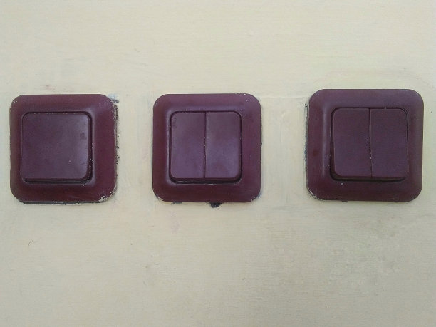 三个灯开关并排图片下载