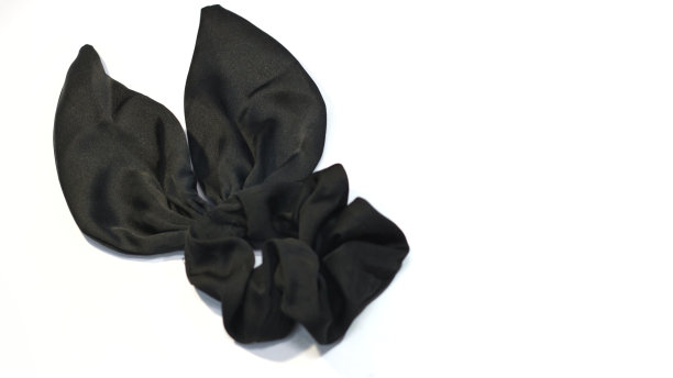 兔耳朵，发圈，领带，缎子材质，白色背景。有选择性的重点。图片下载