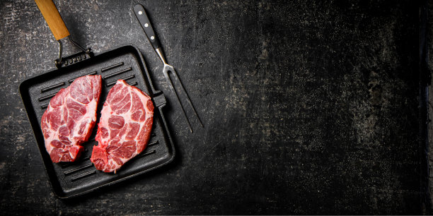 生猪肉排在煎锅里。图片下载
