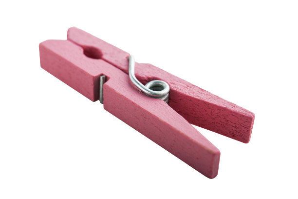 粉红色的衣夹孤立在白色背景上图片下载