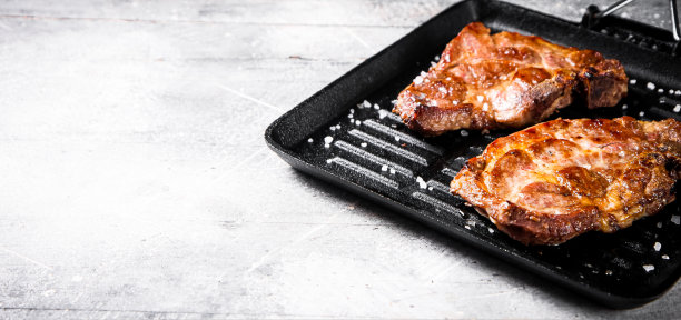 烤盘里的猪肉排。图片下载