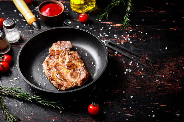 用平底锅煎烤牛排。图片下载