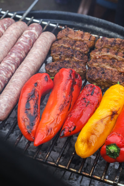 烤架上的当季红辣椒。图片下载