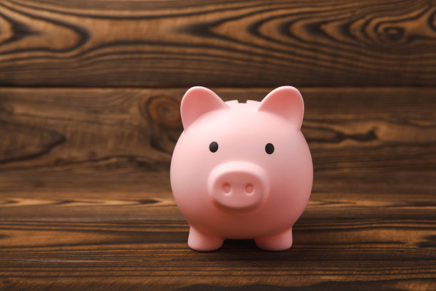 棕色纹理背景上的小猪储蓄罐。储蓄和投资理念。省钱，预算。家庭预算。发短信的地方。本空间图片下载