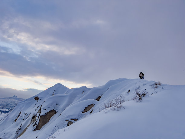 一对夫妇站在山上图片下载