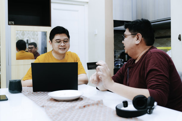 两个年轻人用信用卡购物图片下载