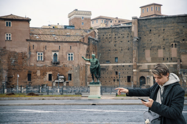 使用手机应用地图在罗马找到正确的路图片下载