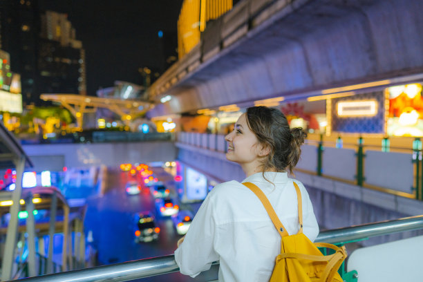 夜里走在城市里的女人图片下载