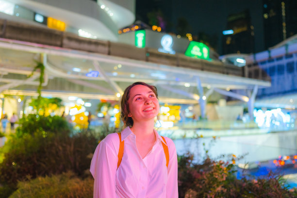 夜里走在城市里的女人图片下载