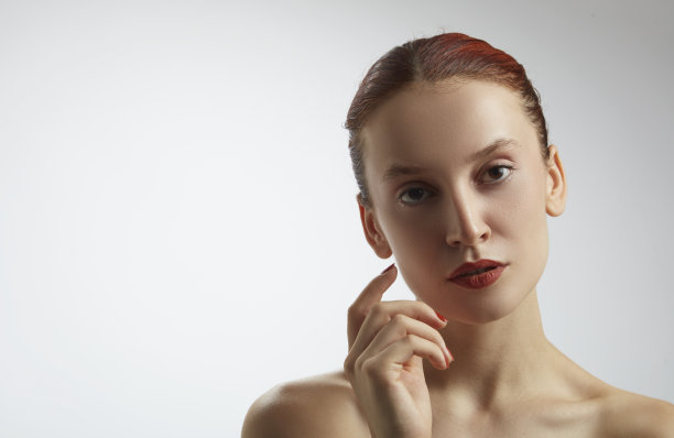 一个干净的雀斑红头发白种人年轻女子的肖像。图片下载