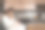 母亲和蹒跚学步的女儿一家人在一起看在线视频。母亲。妈妈和女儿在家里的厨房里用笔记本电脑看动画片。图片下载