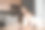 妈妈和女儿在家里的厨房里用笔记本电脑看动画片。母亲。母亲和蹒跚学步的女儿一家人在一起看在线视频。图片下载