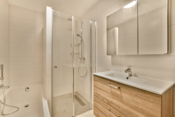 一间带淋浴和水槽的白色浴室图片下载