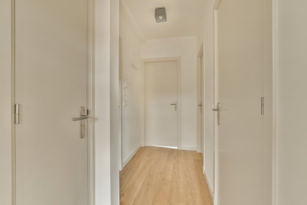 白墙木屋中的走廊图片下载