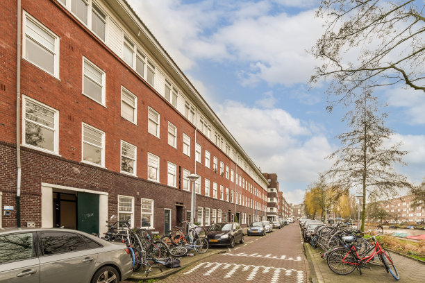 一排高大的砖砌建筑，上面停着自行车图片下载