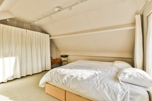 一间有白色床和白色窗帘的卧室图片下载