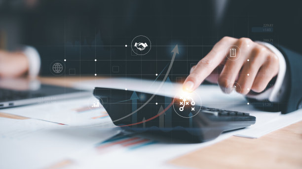 会计用计算器计算公司财务文件中的数字，分析公司财务数据，计划评估和审查预算，财务和投资的概念图片下载