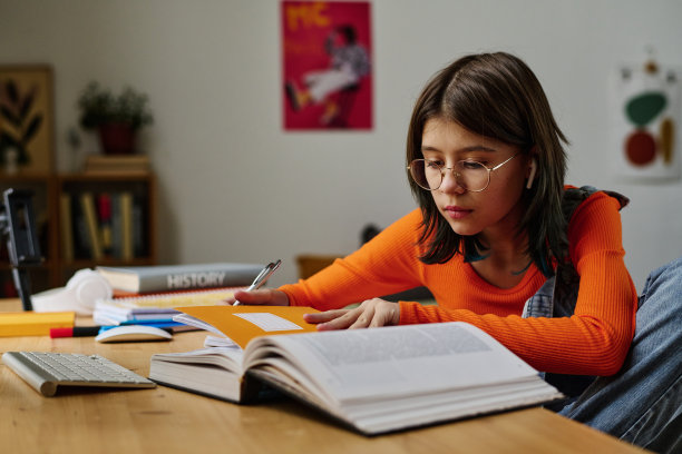 十几岁的女孩在家里做作业图片下载