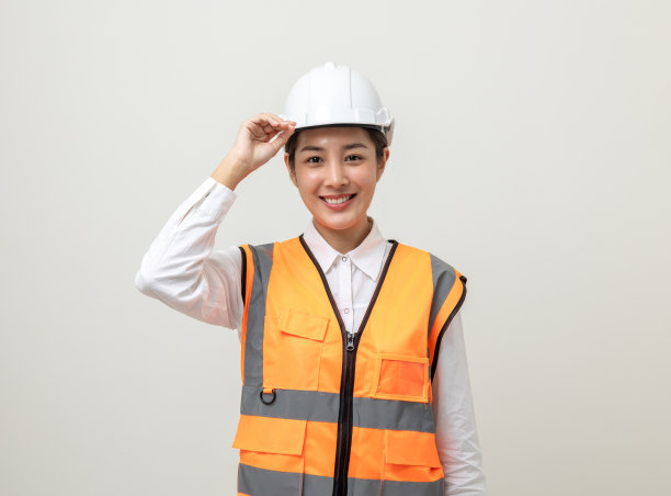 亚裔工程师、女工或建筑师，戴着白色安全帽，站在孤立的白色背景上。机械服务厂专业工作岗位职业统一。图片下载