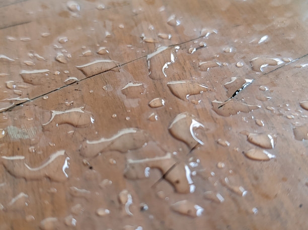 水滴在木桌上图片下载