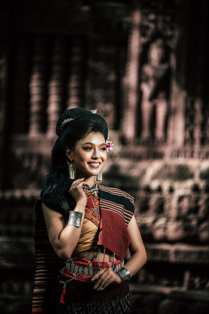 亚洲年轻女演员穿着美丽的古代服装图片下载