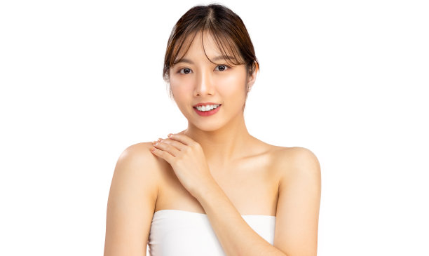 年轻的亚洲美女在白色背景上干净新鲜的皮肤摆出手触摸肩膀美容和水疗。图片下载