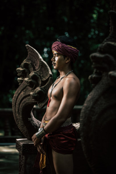 英俊的赤膊男子在美丽的裙子上传奇的爱情故事图片下载