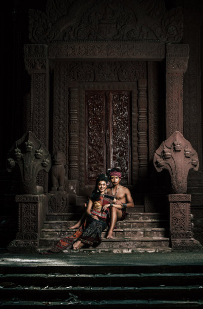 年轻男女演员穿着美丽的古装图片下载