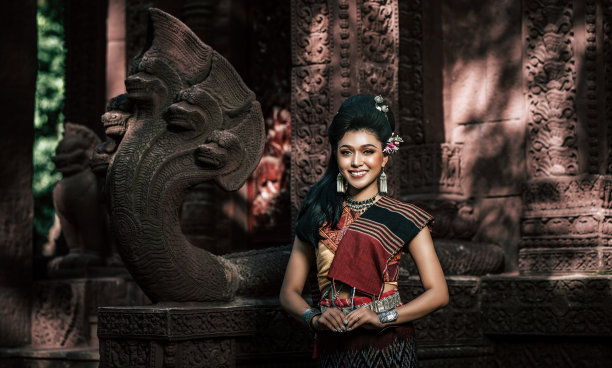 亚洲年轻女演员穿着美丽的古代服装图片下载