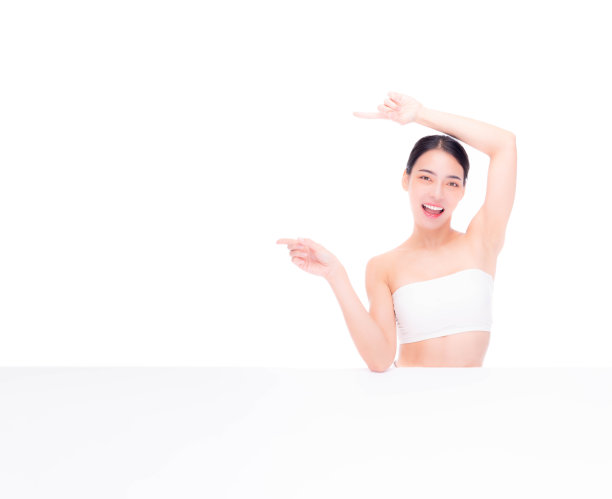 美丽年轻的亚洲女子指向复制空间，看着相机微笑的脸和幸福漂亮的女孩表现得像一个满意的产品，用于广告与孤立的白色背景图片下载