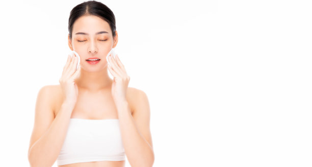 美容女士使用化妆棉清洁面部与美容清洁治疗护理美容皮肤闭眼隔离在白色背景年轻女士享受护理面部护肤常规概念图片下载