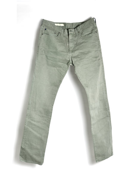 蓝色牛仔裤孤立在白色背景上，选择性聚焦。包括裁剪路径。图片下载