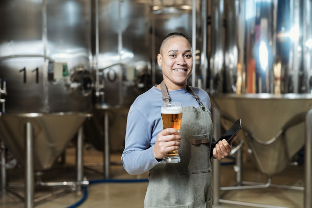 手持啤酒杯的女酿酒大师图片下载