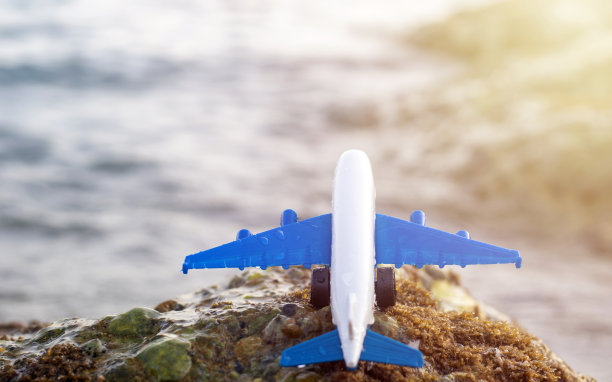 飞机玩具和旅行箱储蓄罐旅游概念图片下载