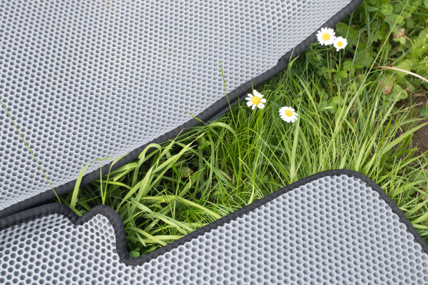 蜂窝橡胶乙烯基汽车地板垫在草地上图片下载