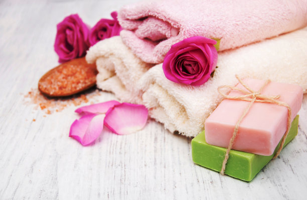 浴巾，盐和肥皂图片下载