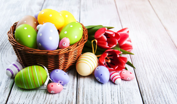 篮子里有复活节彩蛋和郁金香图片下载