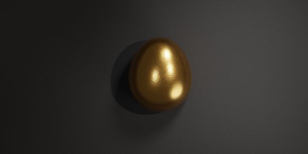 金蛋在黑暗的背景上制造阴影图片下载