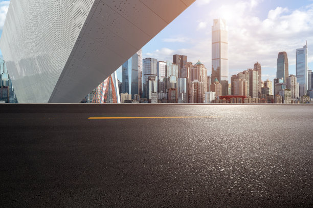 空旷的柏油路与市中心的现代城市景观。图片下载