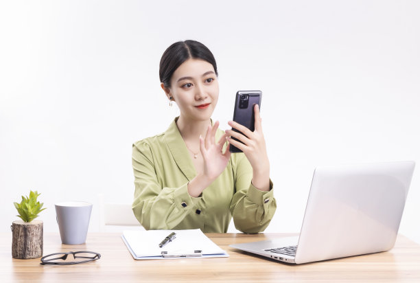 在办公桌前工作的商务女性图片下载