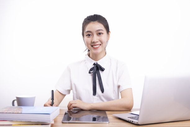 亚裔女学生在白底网上上课图片下载