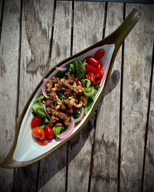 沙拉盘烤牛肉，绿色沙拉，洋葱和西红柿顶部视图图片下载