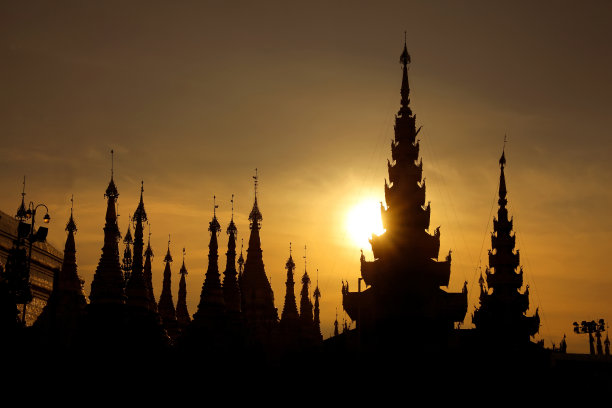 日落时分，大金塔佛塔的剪影。它是仰光最著名的地标，也是该国最神圣的佛塔。这座寺庙位于缅甸的仰光。图片下载