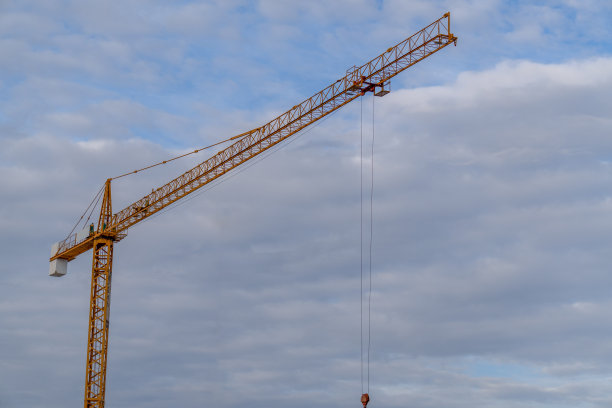 工地上的起重机图片下载