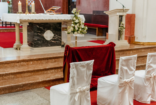 教堂圣坛前的白色椅子准备举行婚礼图片下载
