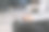 一个男人的手在笔记本电脑键盘上打字的特写。图片下载