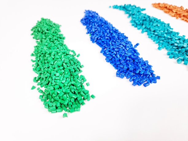 塑料聚合物颗粒分离多色白色背景图片下载