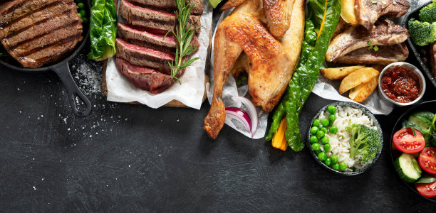 各种各样的食物。荤菜和素菜。菜单。盘子里有食物。图片下载